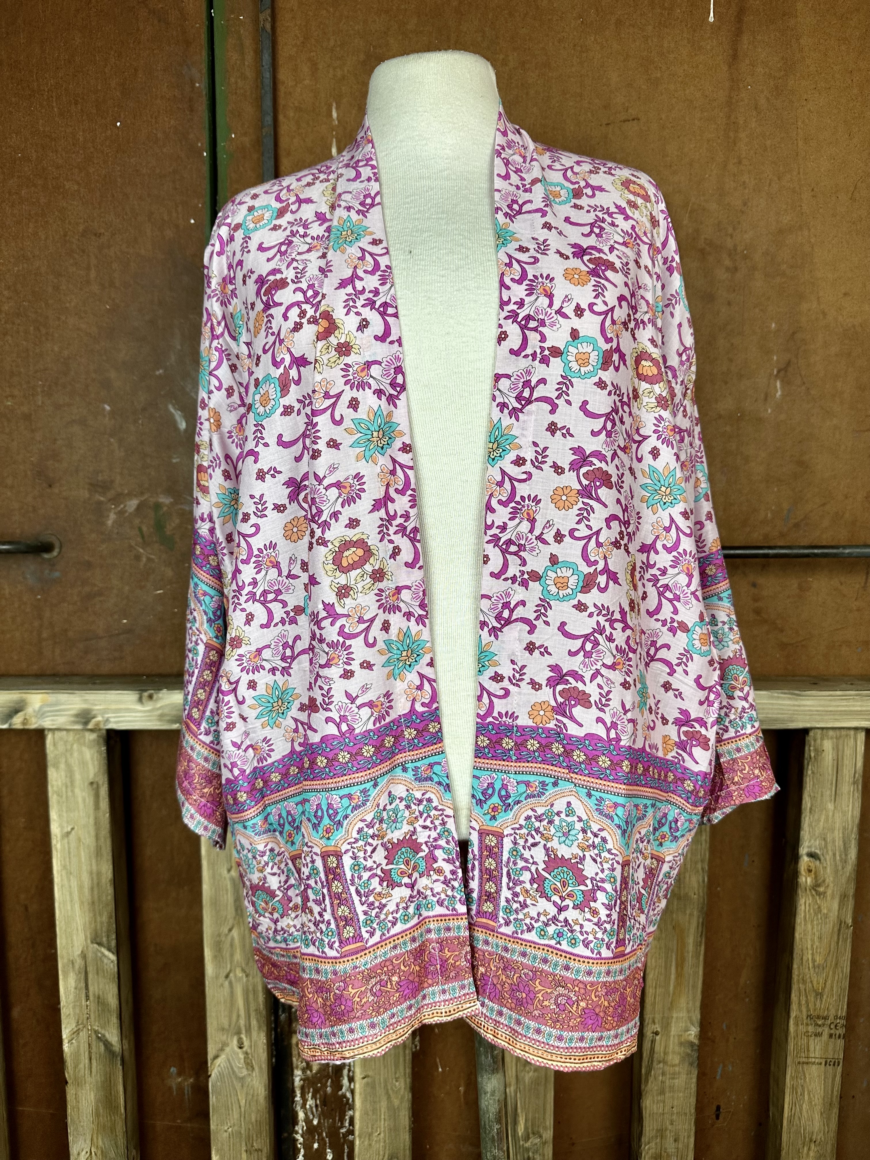 Kort kimono i blommigt retrotyg 