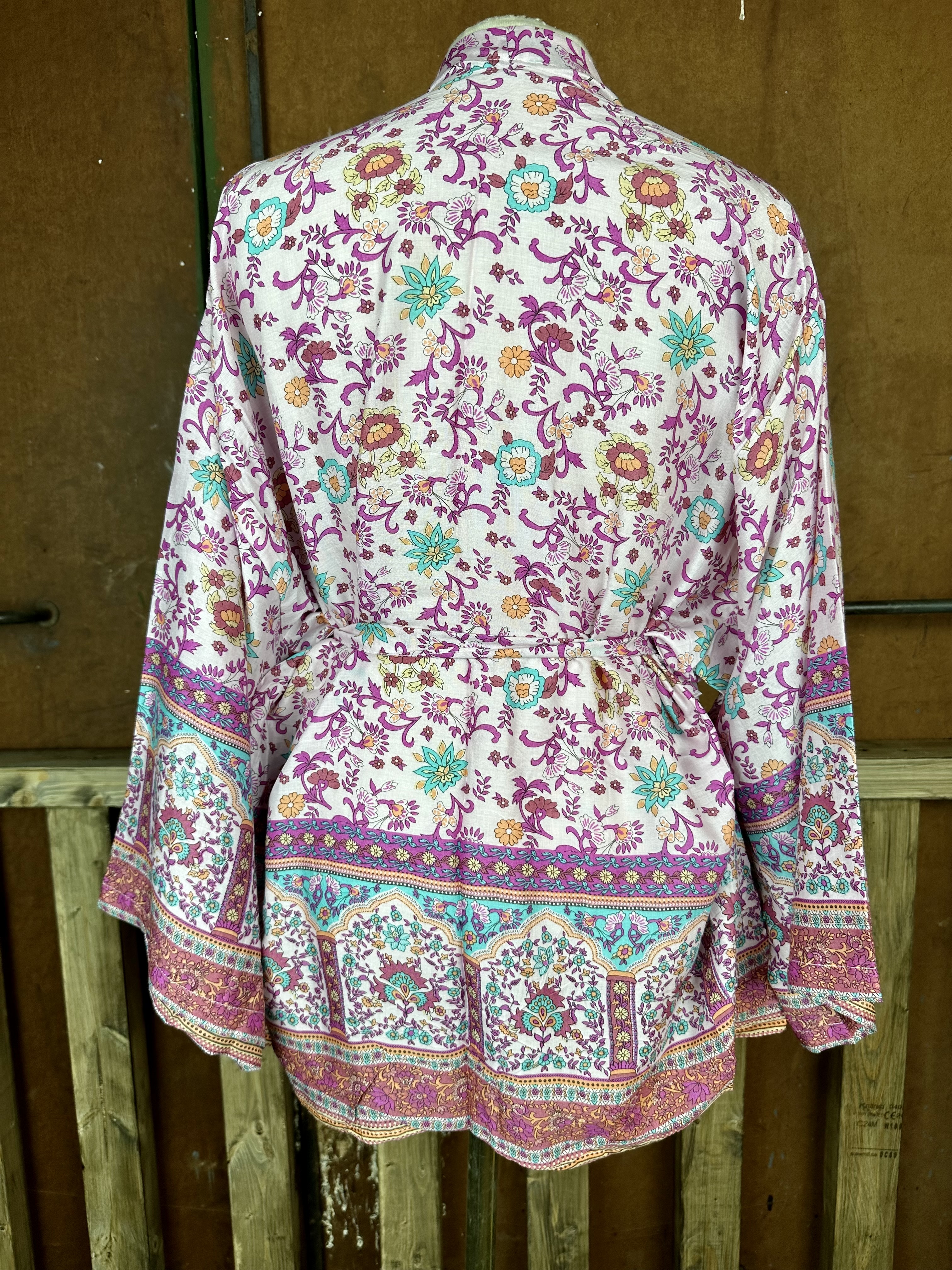 Kort kimono i blommigt retrotyg  - 2