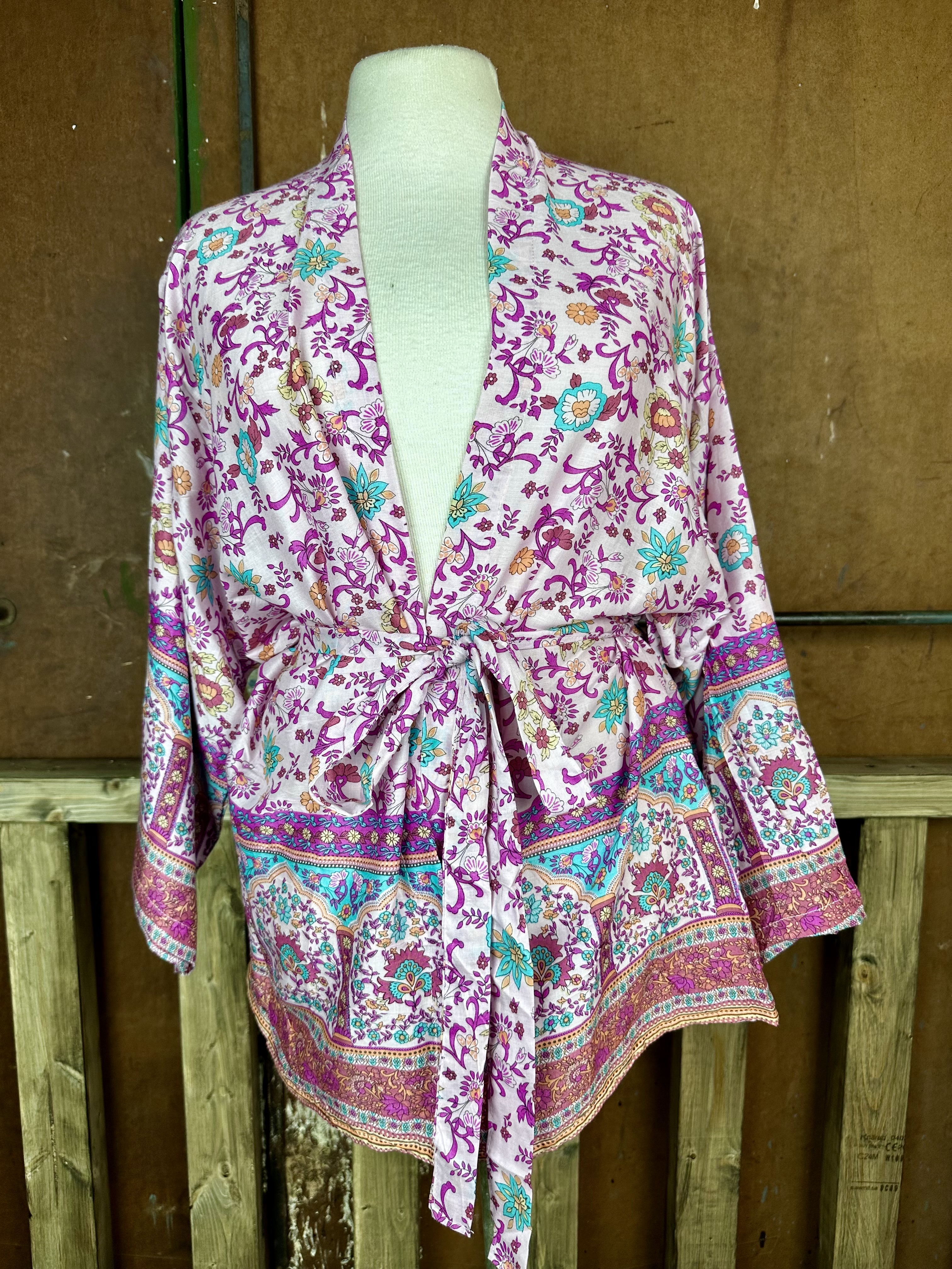 Kort kimono i blommigt retrotyg  - 3