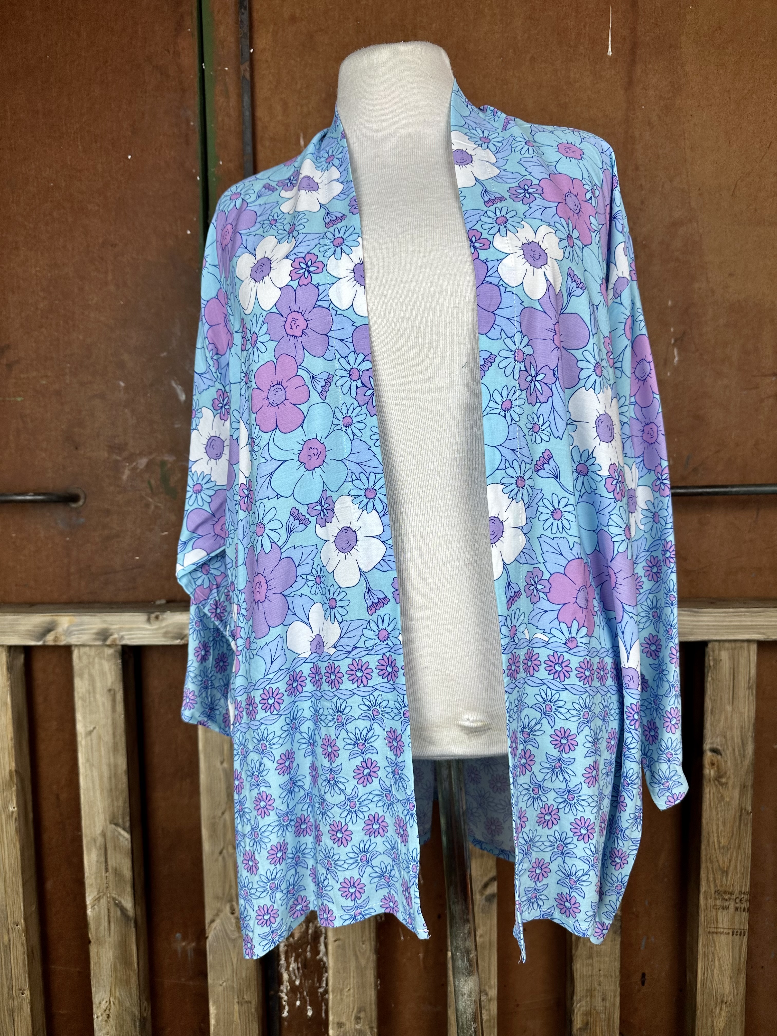 Kort kimono i blommigt retrotyg 