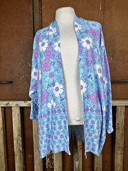 Kort kimono i blommigt retrotyg 