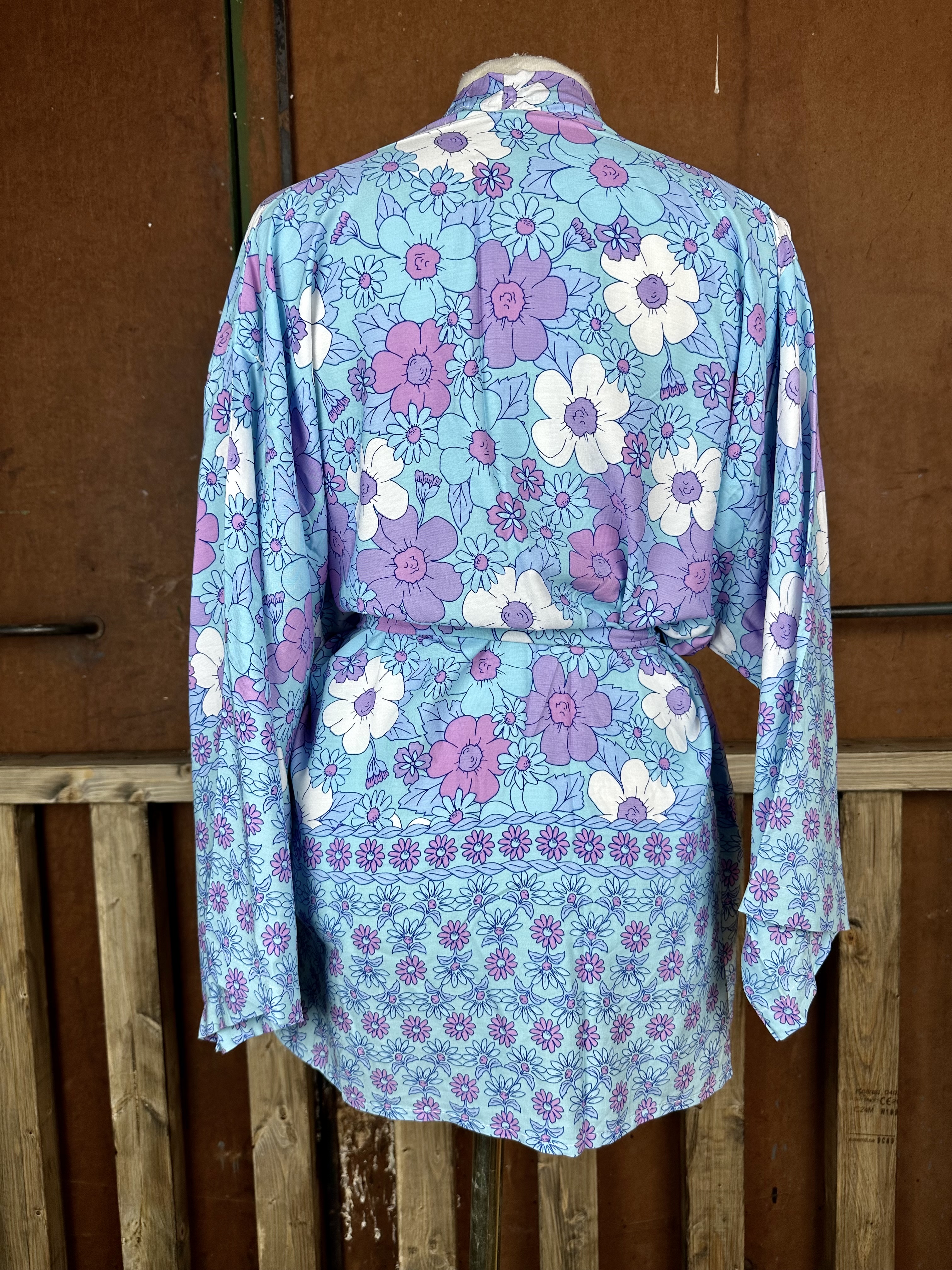 Kort kimono i blommigt retrotyg  - 2