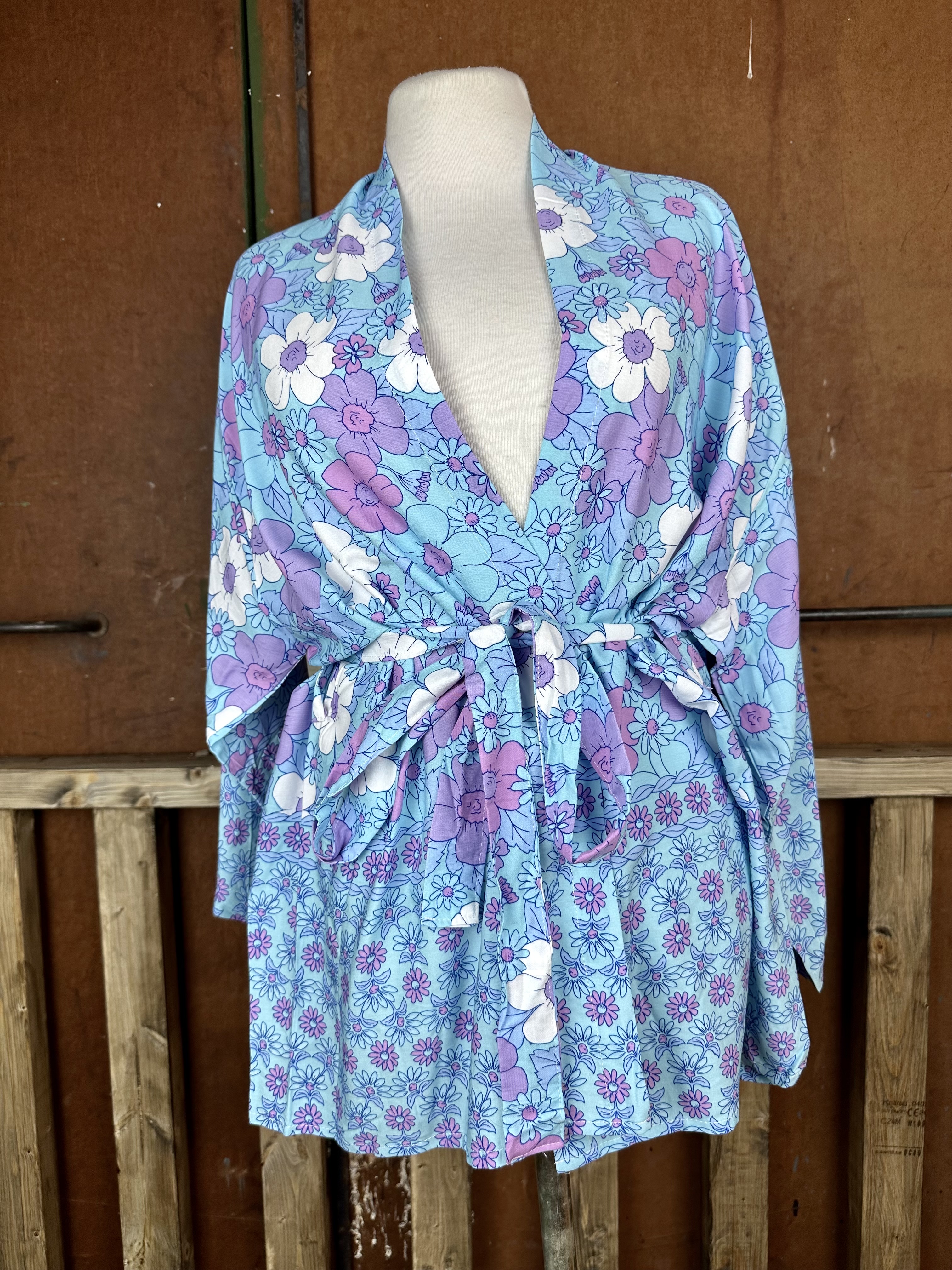 Kort kimono i blommigt retrotyg  - 3