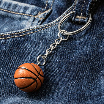 Basketboll-Nyckelring fäst på jeansbyxor