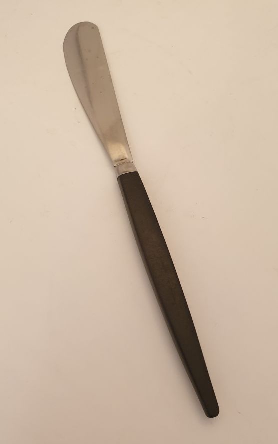 Pointed bakelite handle collar butter knife