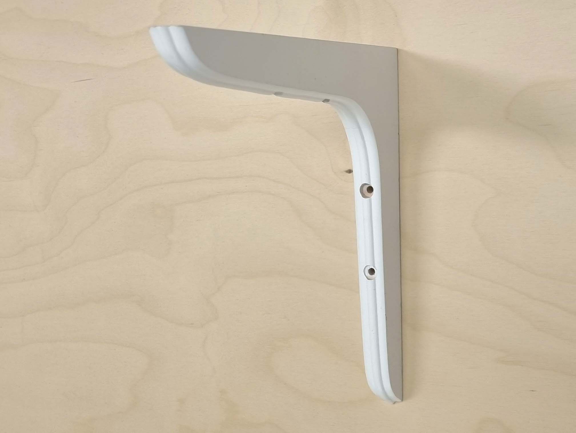 Hyllkonsol i vitmålad furu i lantlig stil. En hyllkonsol som passar vägghyllor med passande djup. Hyllkonsol med ett 250mm djup och 250mm höjd.