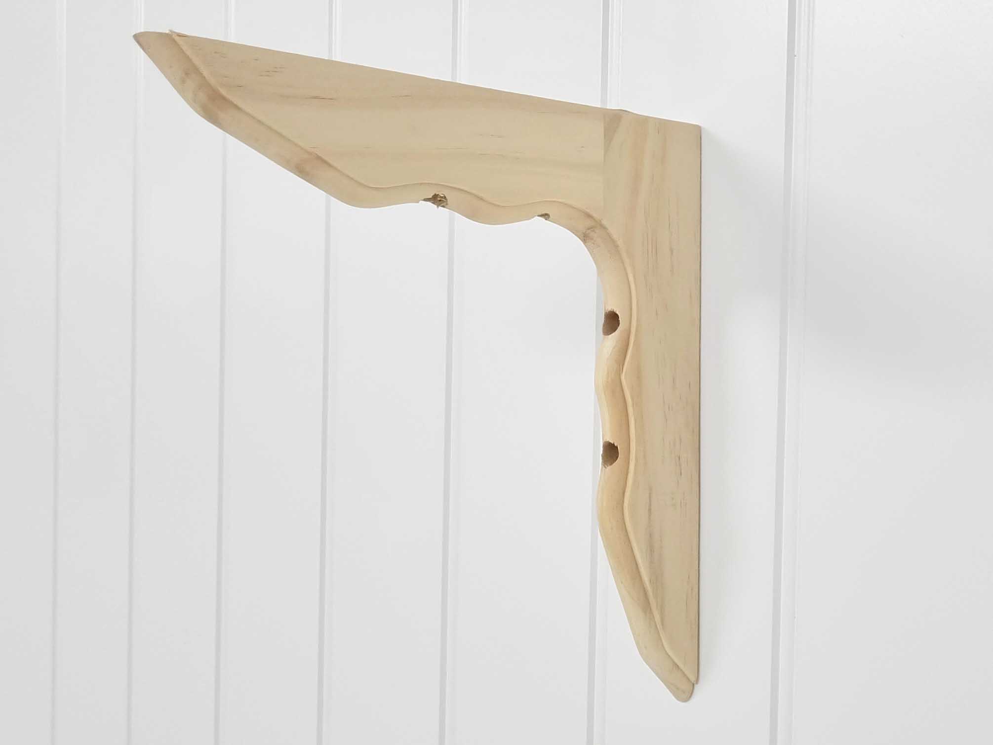 Hyllkonsol av obehandlad trä i klassisk stil. En hyllkonsol som passar vägghyllor med passande djup. Hyllkonsol med ett 230mm djup och 230mm höjd.