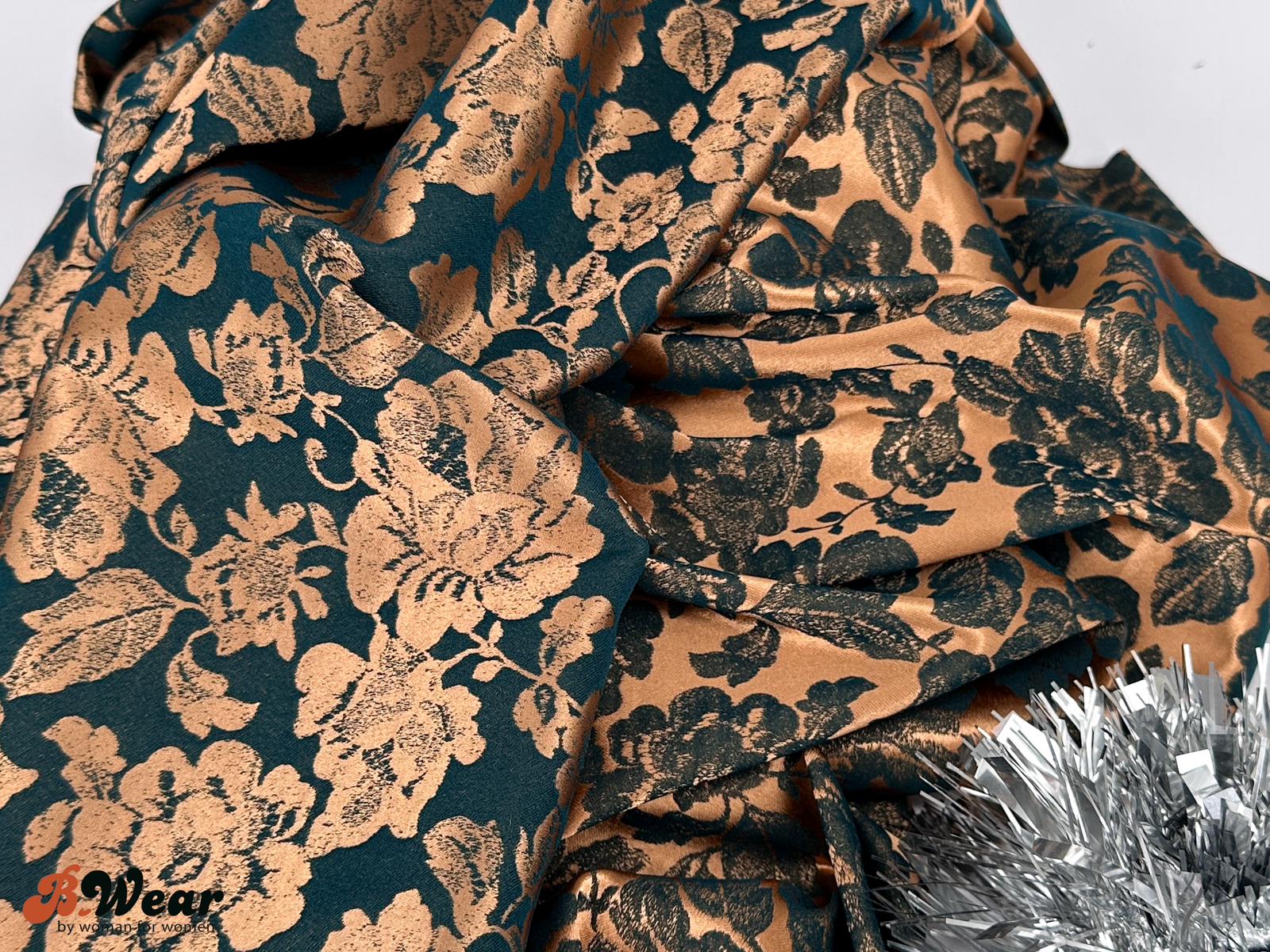 Stretch Satin - Koppar med svarta blommor