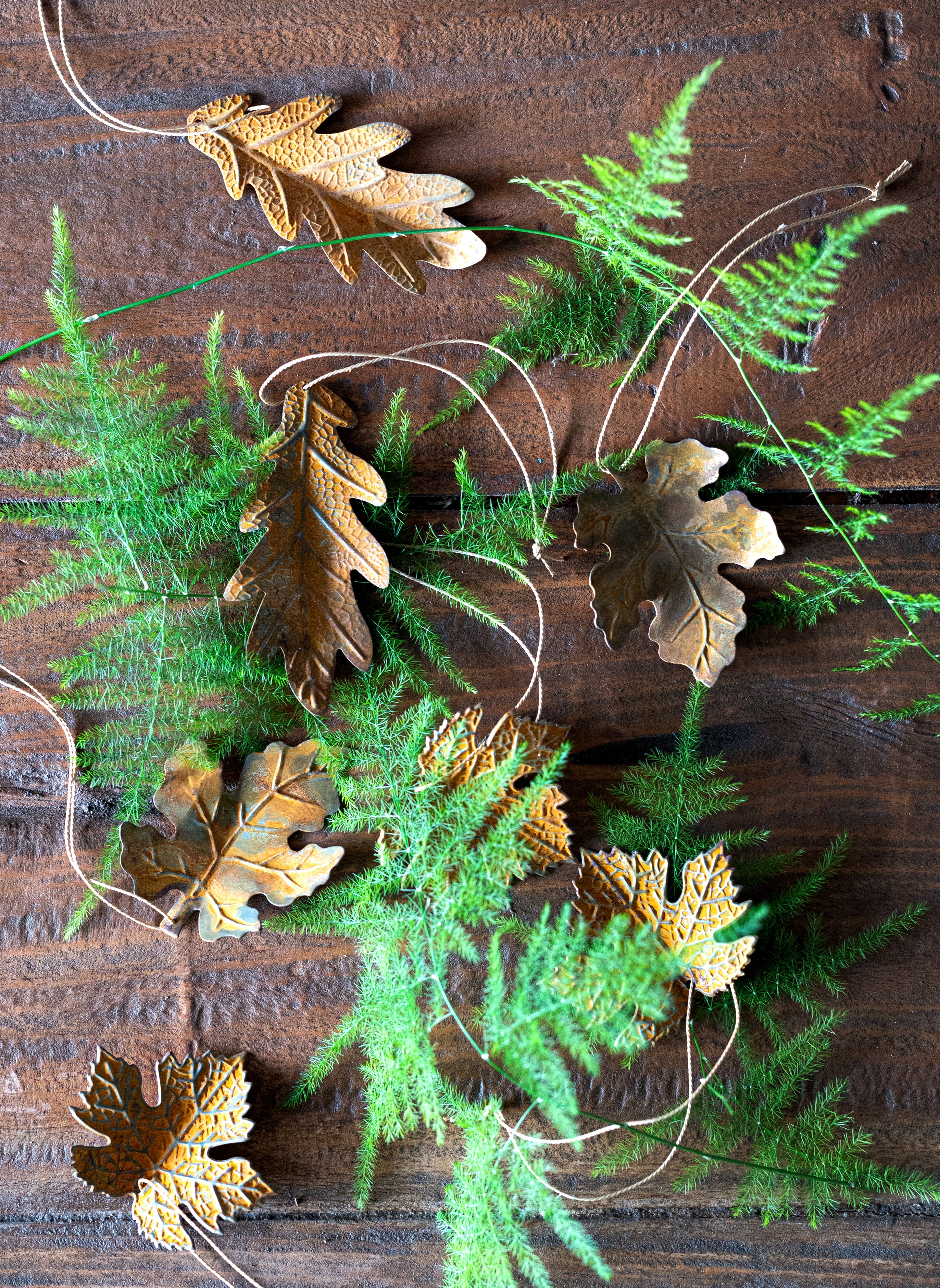 3 st rostiga löv i metall 7 cm