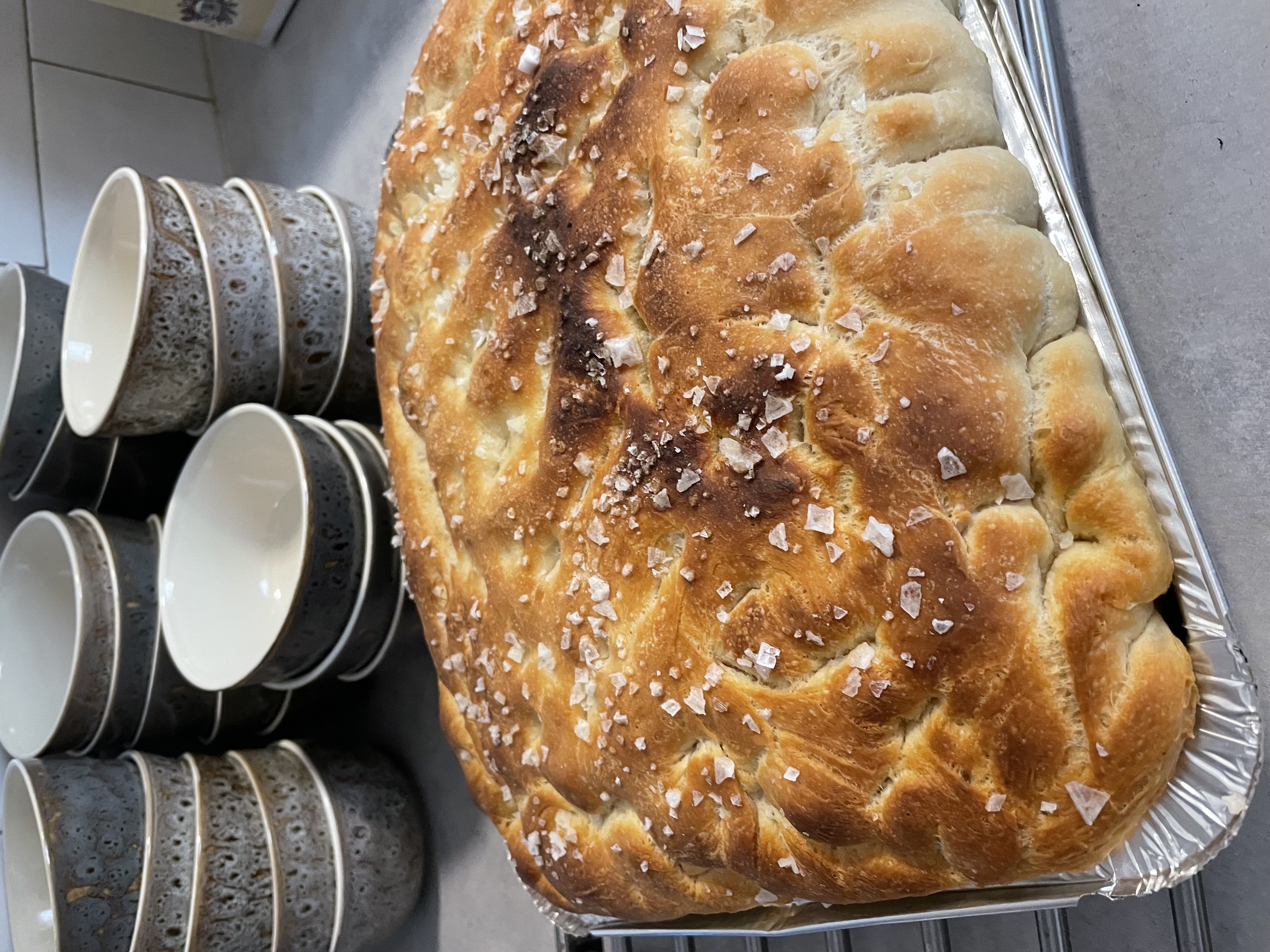 Stor focaccia classica, färdig att gräddas