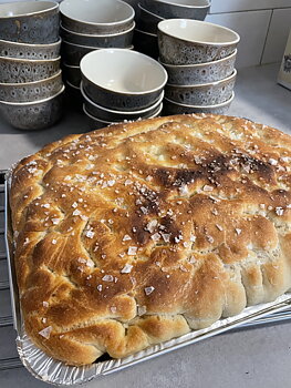 Stor focaccia classica, färdig att gräddas