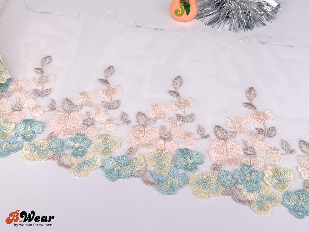 Vit med broderade blommor i pastellfärger - 19 cm