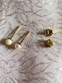 Örhängen  i 18 karat guld. Odlad pärla.5mm