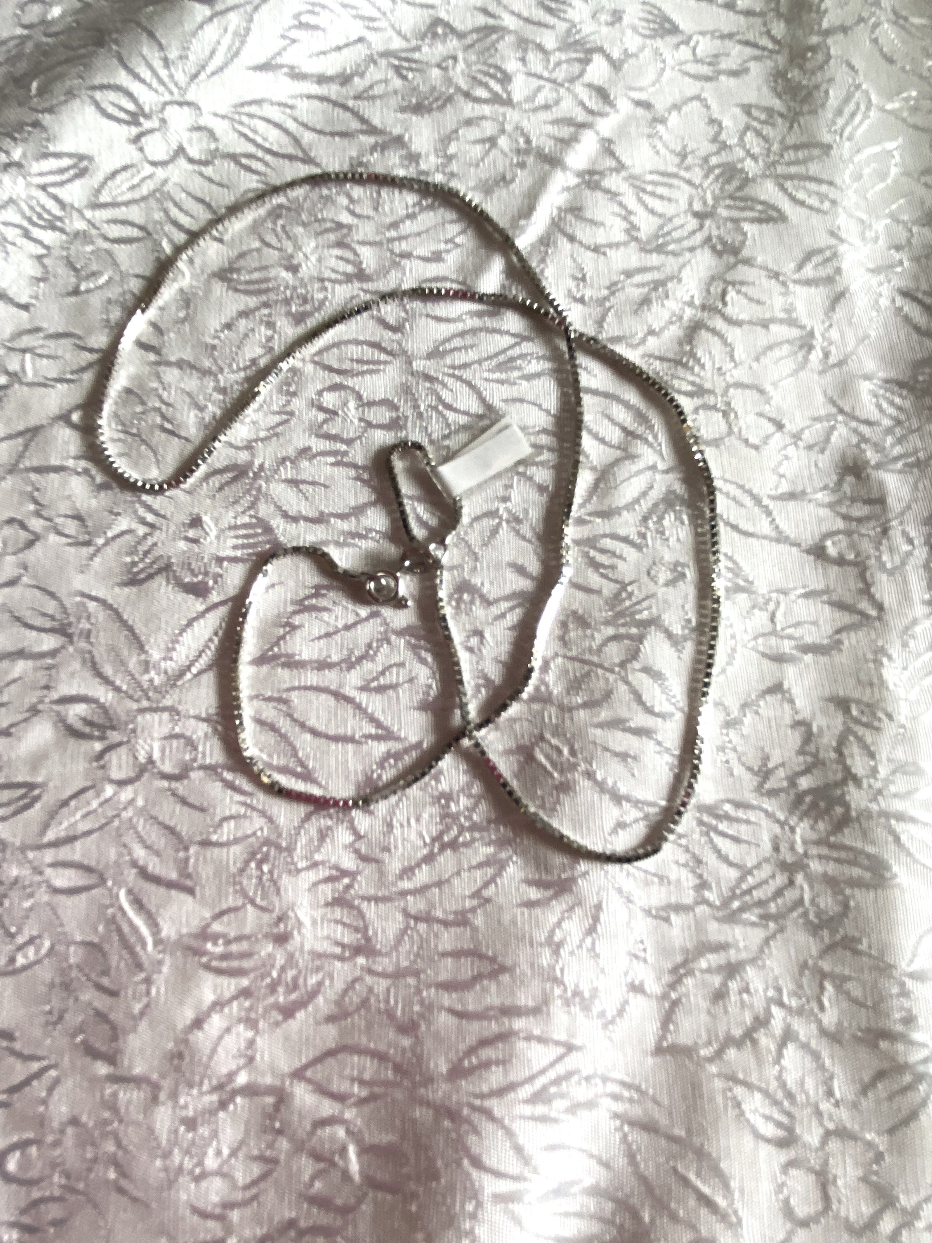 Guldkedja i 18 karat vitt guld. 50 cm lång.Modell: Venezia - 4