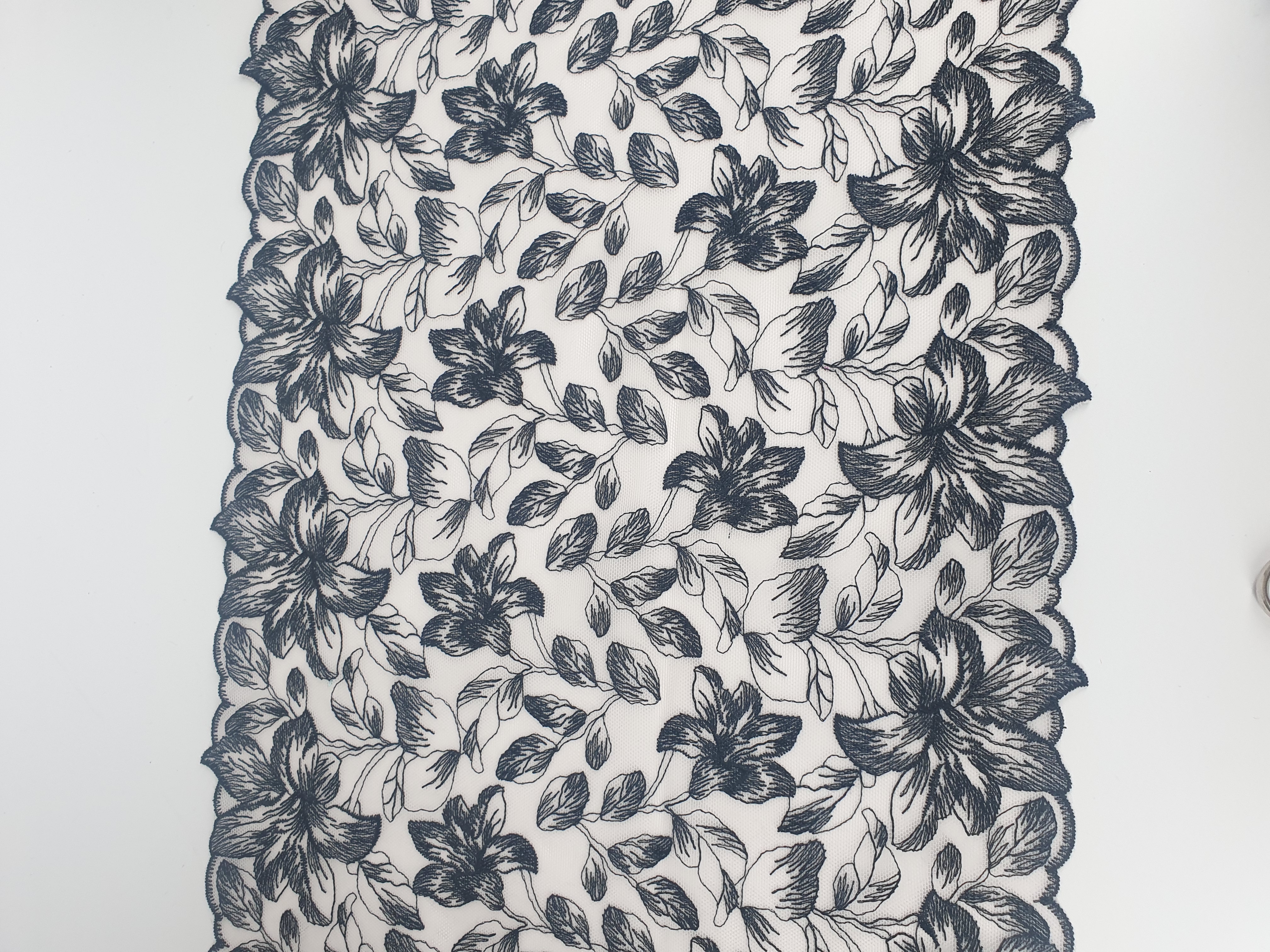 Beautiful Off-white & black black flowers rigid lace - 30 cm - 5