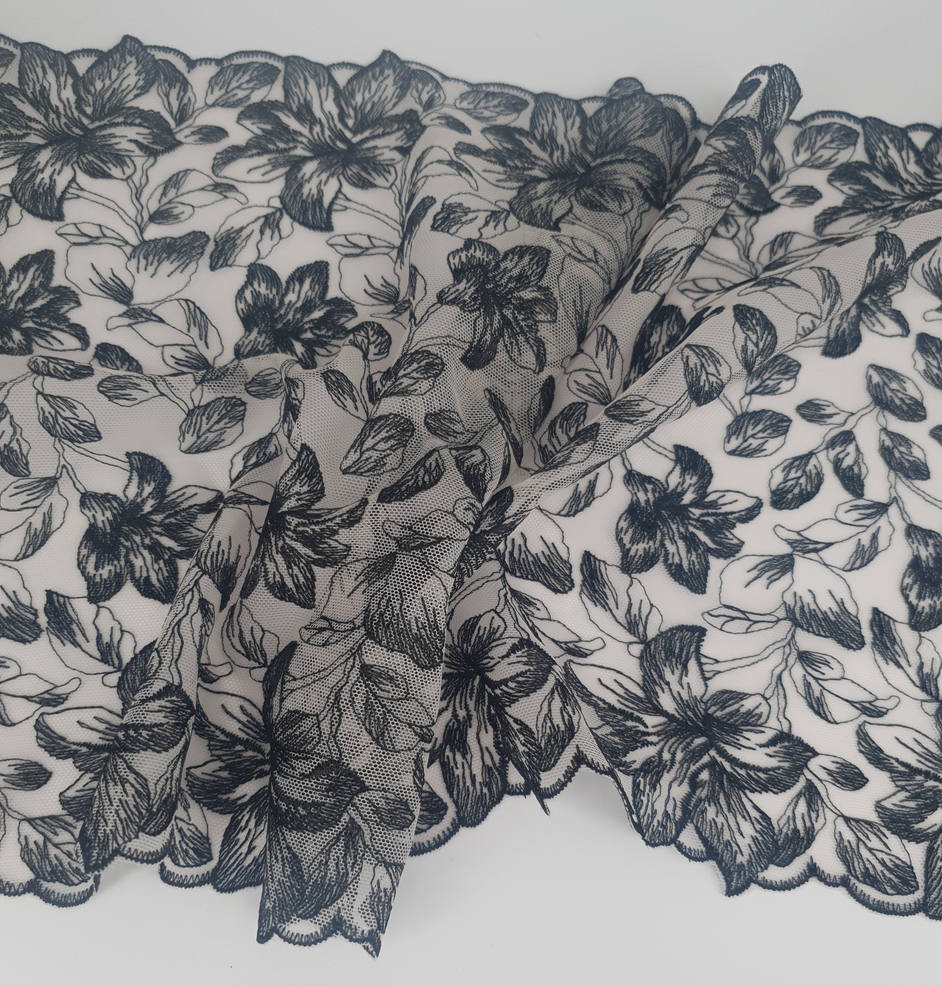 Beautiful Off-white & black black flowers rigid lace - 30 cm - 2