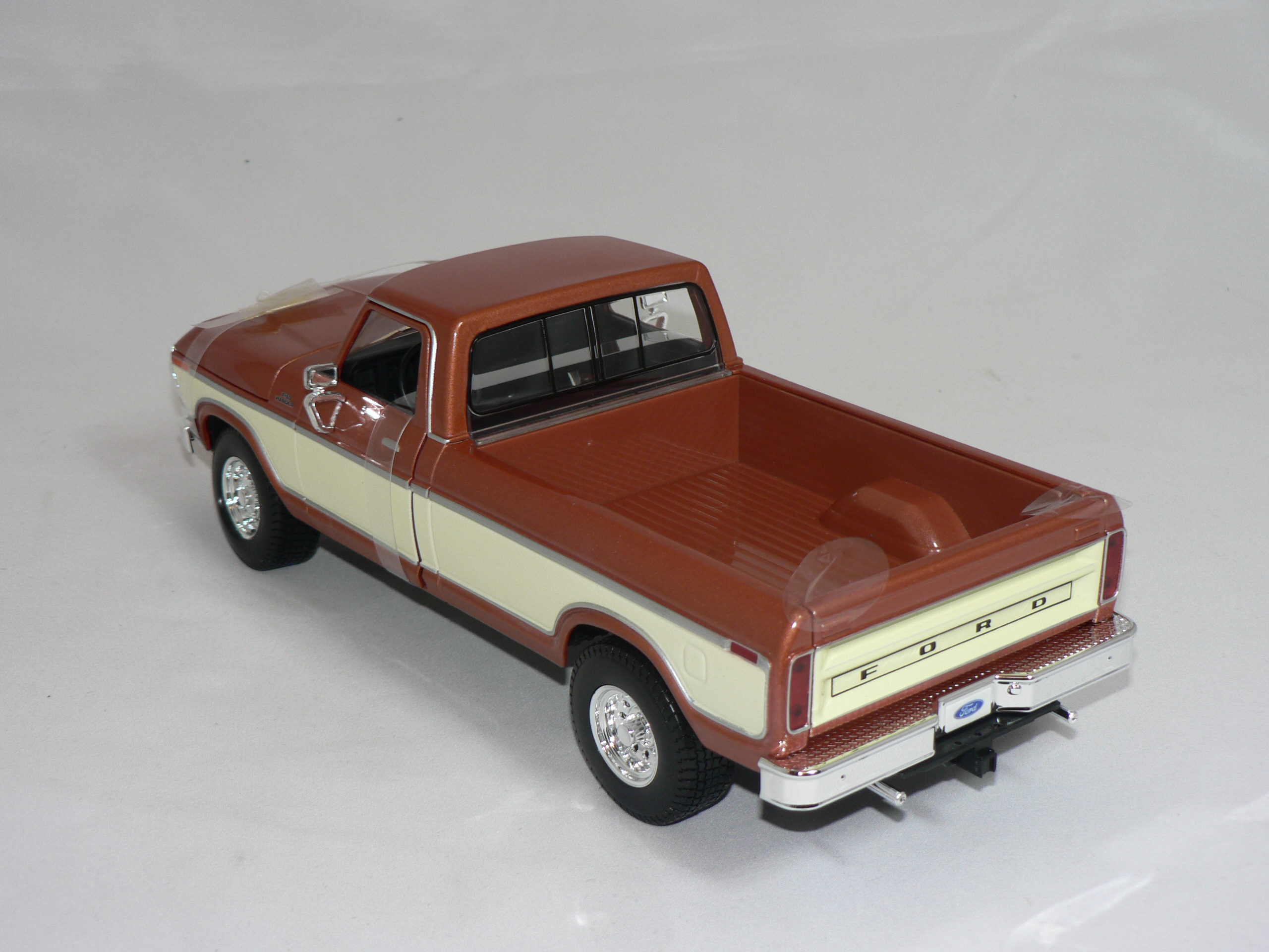 Ford F150 Pick Up  1979  1:18  Maisto - 3