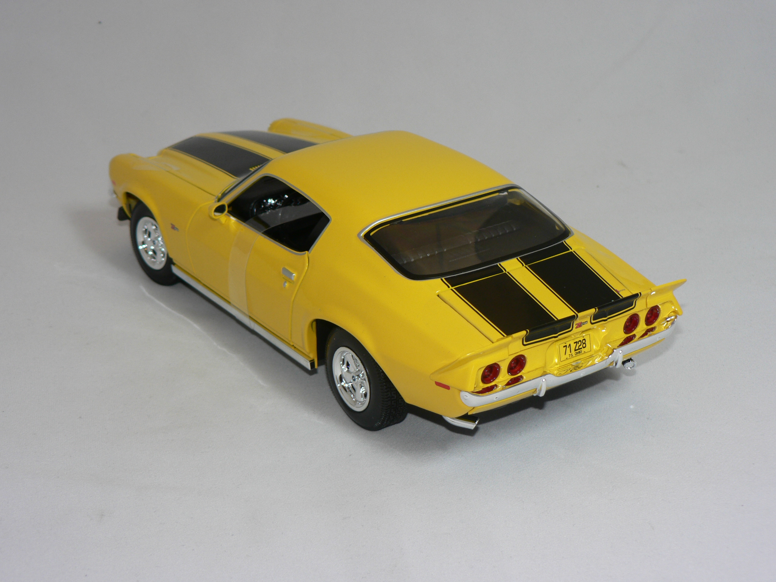 Chevrolet Camaro  1971  1:18  Maisto - 3