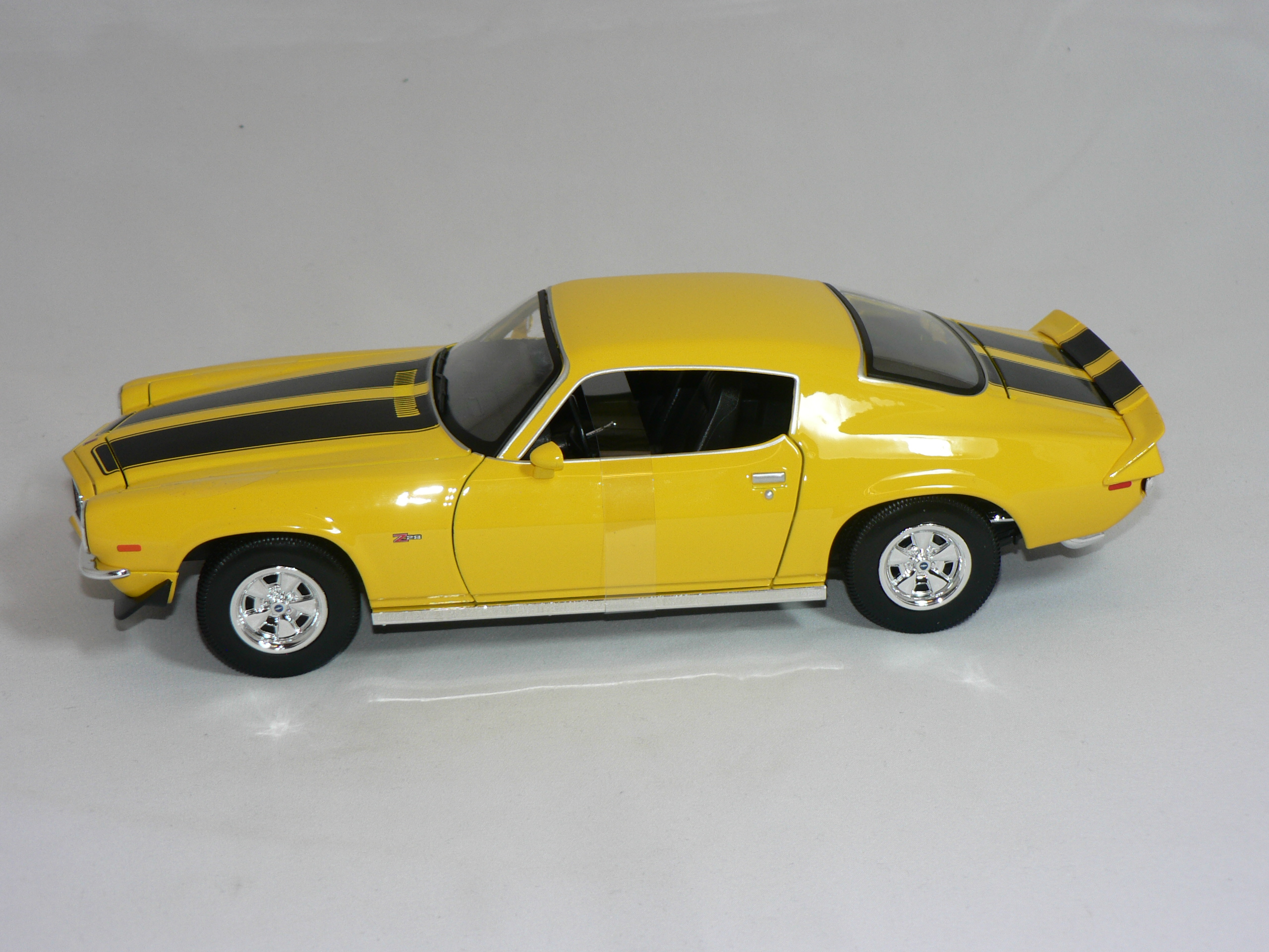 Chevrolet Camaro  1971  1:18  Maisto - 4