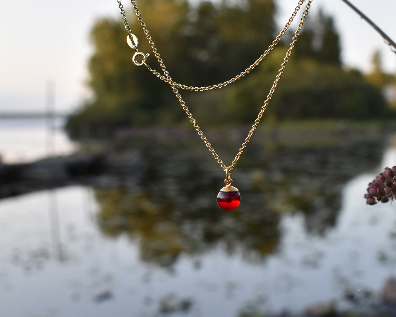 SVALÖ LINGON- halsband i rött glas guldpläterat