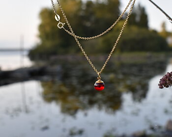 SVALÖ LINGON- halsband i rött glas guldpläterat