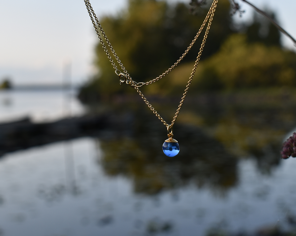 SVALÖ HIMMEL- halsband i ljusblått  guldpläterat