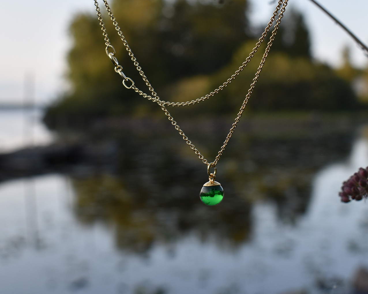 SVALÖ GRAN - halsband i grönt  guldpläterat