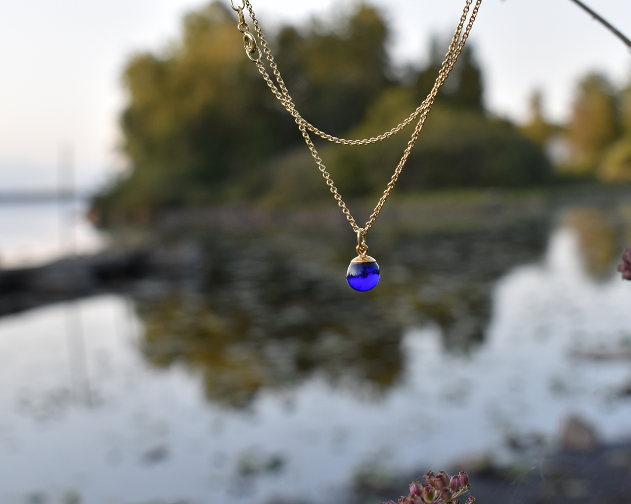 SVALÖ MIDNATT- halsband i blått  guldpläterat
