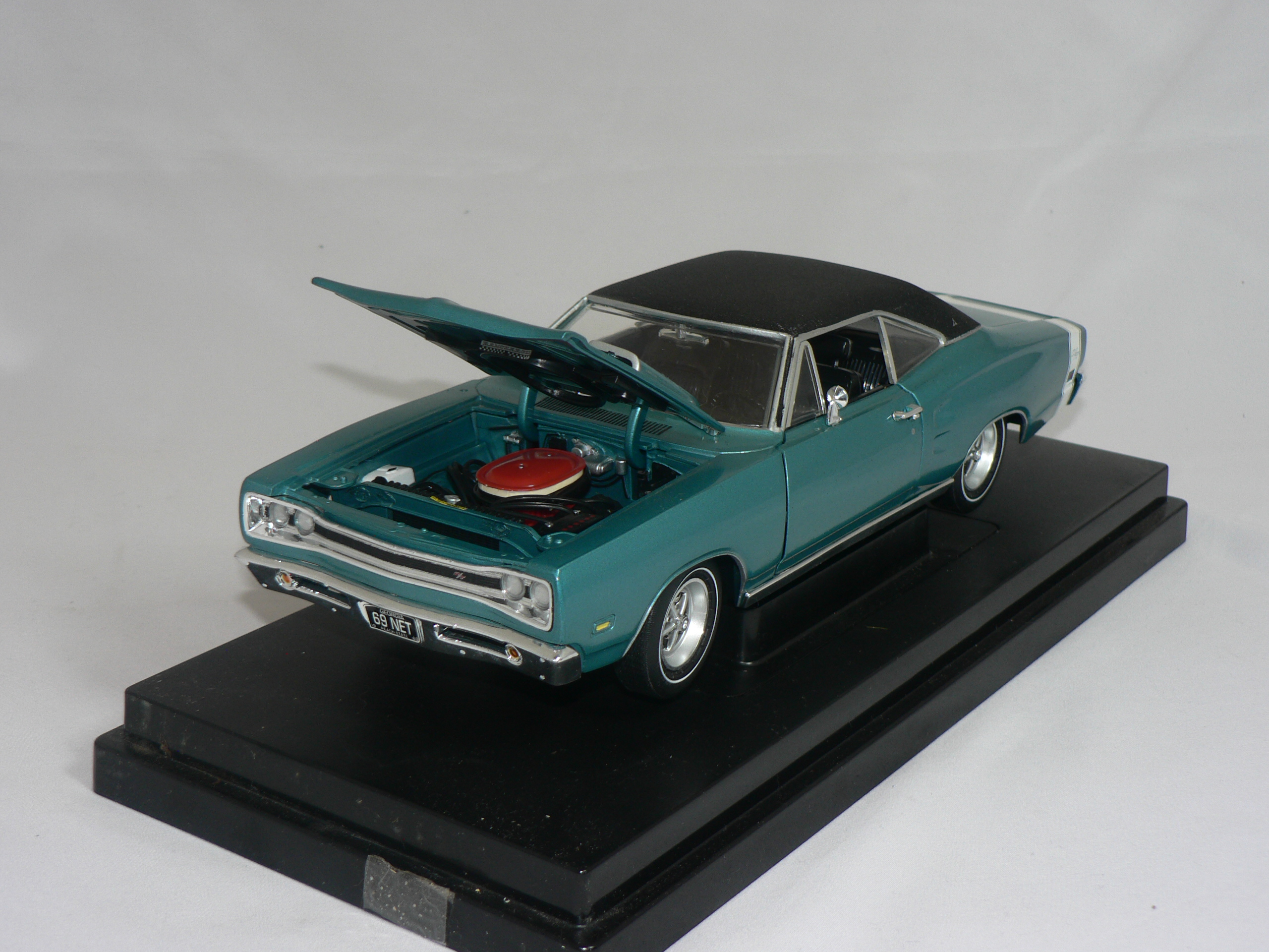 Dodge Coronet R/T -1969  1:18  Ertl/Auto World - 6