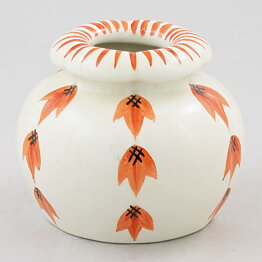 ヴィルヘルム・コーゲ  膨らみのある白いベース  赤い花模様  9cm  1920年代 