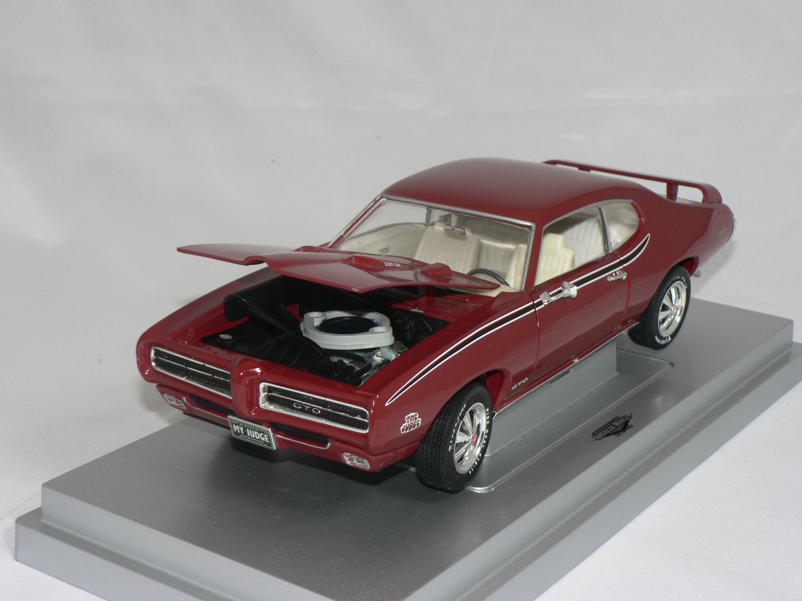 Pontiac  GTO  Judge   1969   1:18  Ertl/Auto World - 6