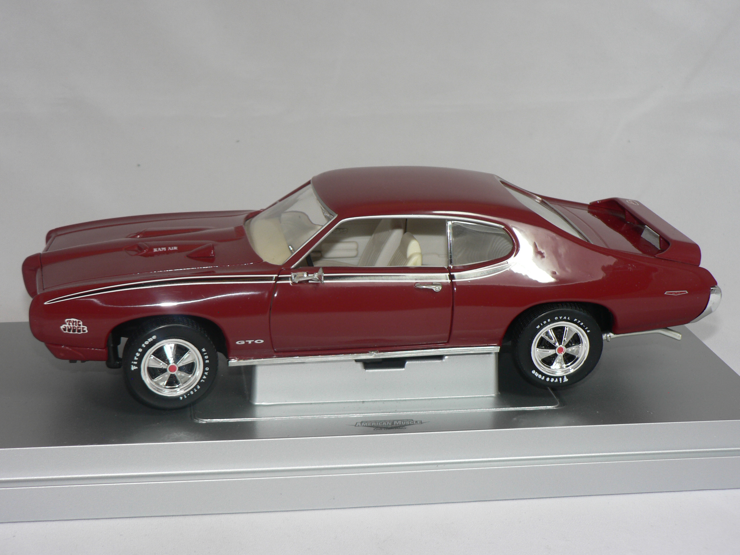 Pontiac  GTO  Judge   1969   1:18  Ertl/Auto World - 5