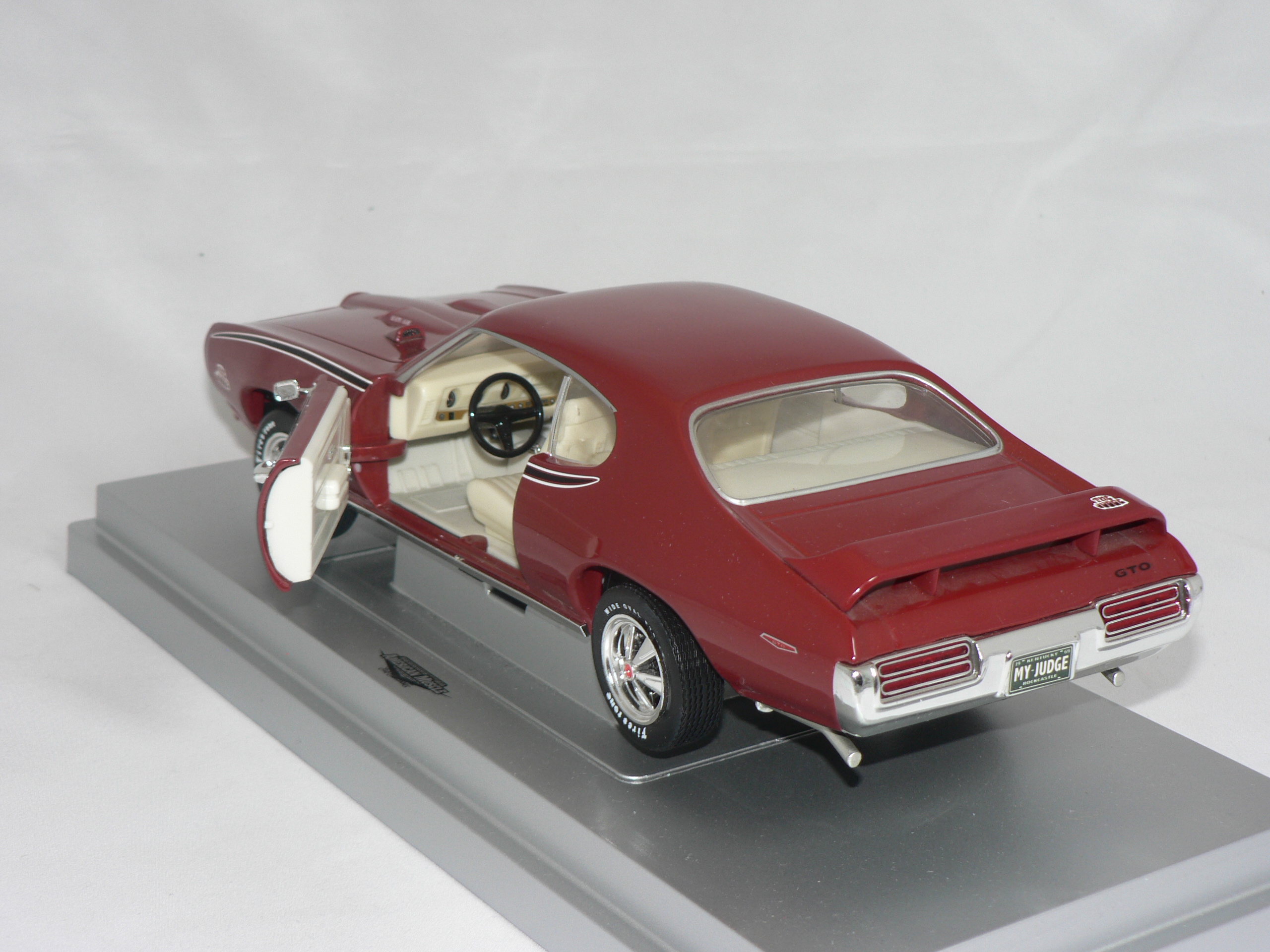 Pontiac  GTO  Judge   1969   1:18  Ertl/Auto World - 4