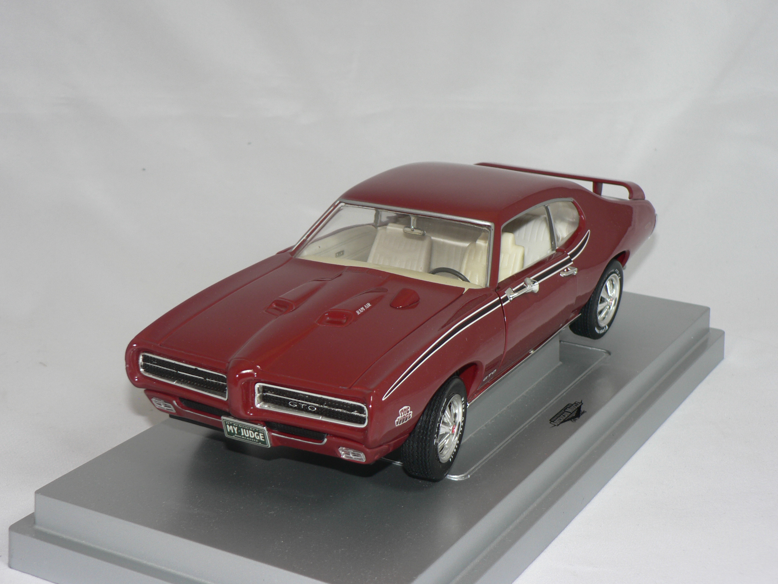 Pontiac  GTO  Judge   1969   1:18  Ertl/Auto World - 2