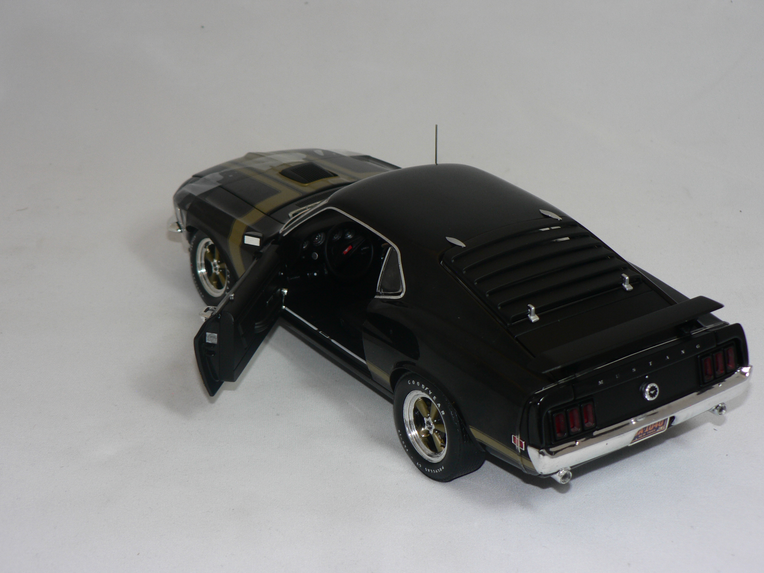 Ford Mustang  Boss 302   1970  1:18  Higway 61 - 5