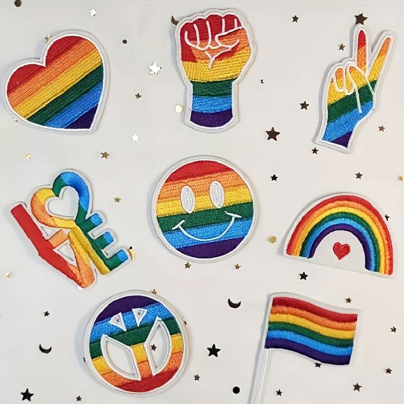8 olika pride-tygmärken i regnbågsfärger