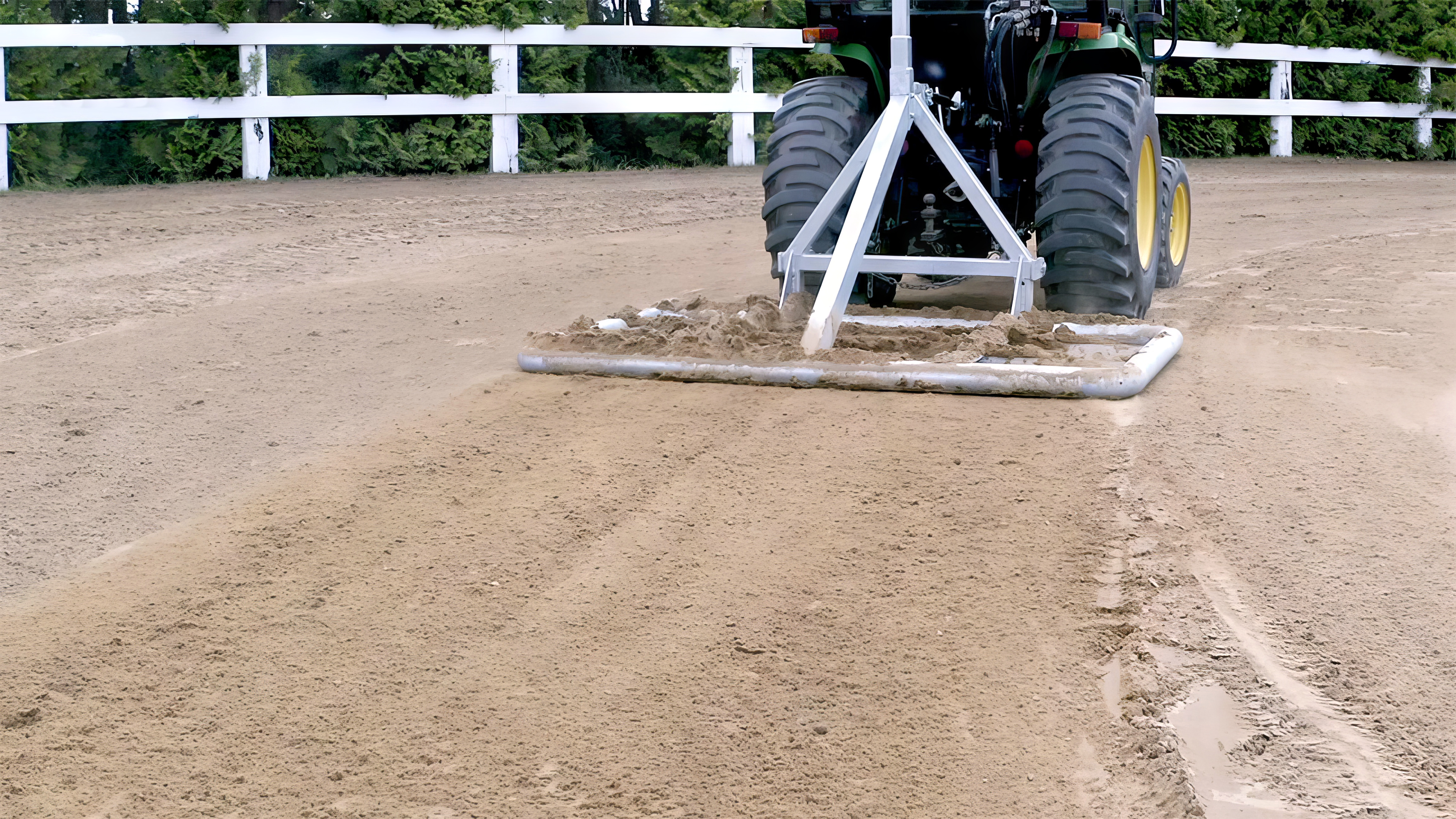 Ridbanesladd SURFACE används på utebana med sandunderlag