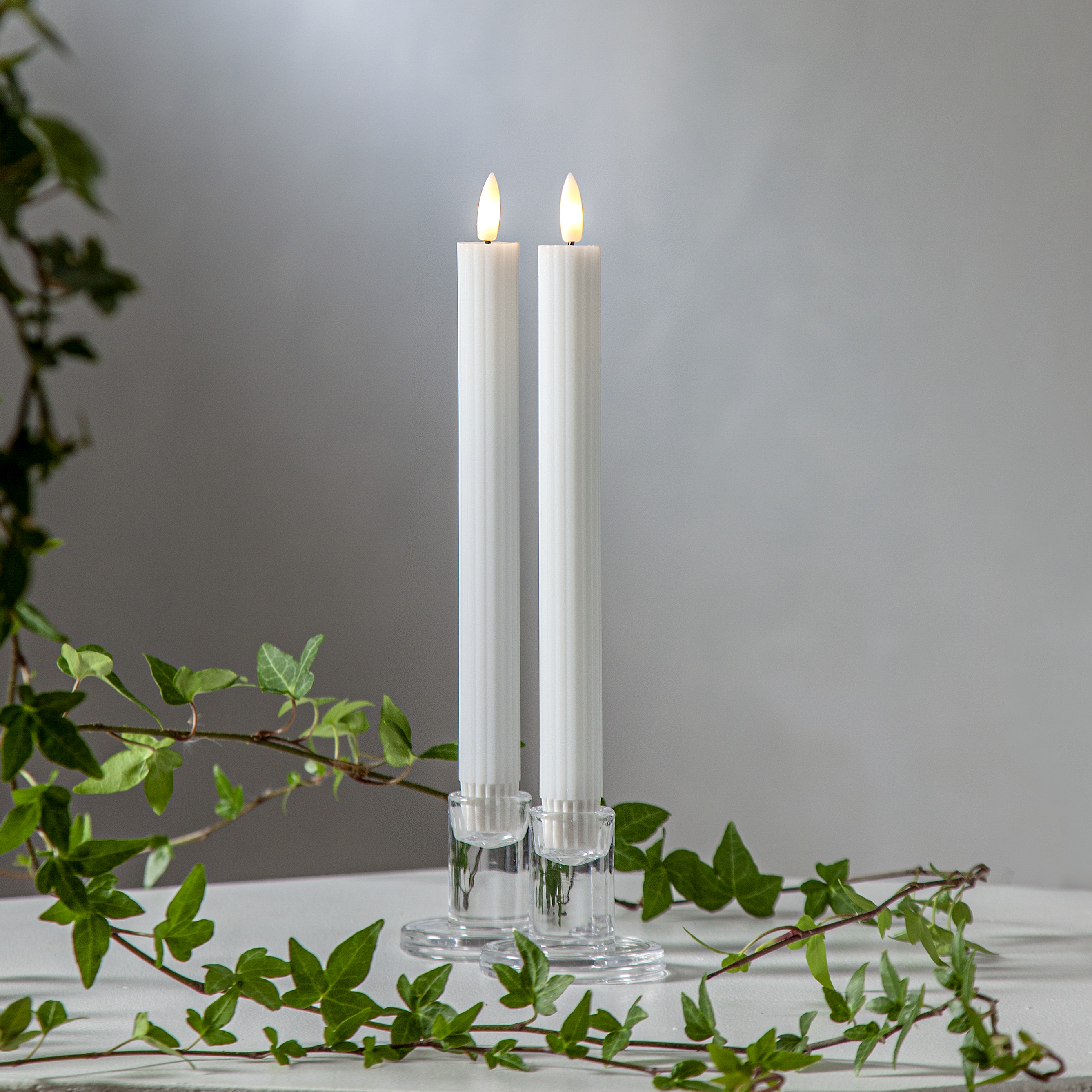 2 st räfflade kronljus vit vax / LED-ljus  25 cm långa. Batteriljus timer