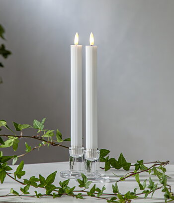 2 st räfflade kronljus vit vax / LED-ljus 25 cm långa. Batteriljus timer