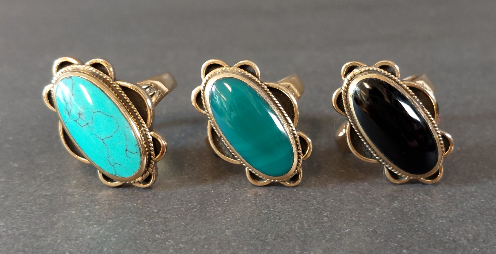 Bronsring med Cabochon