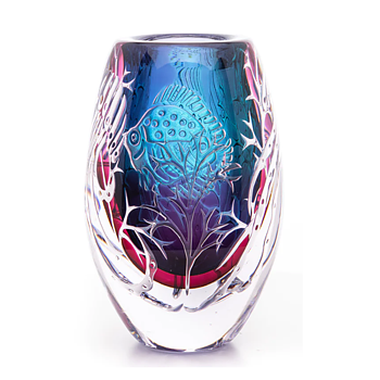 Foto del producto del jarrón The Red Sea, elaborado con cristal rojo, transparente y azul con un intrincado patrón inspirado en el océano.