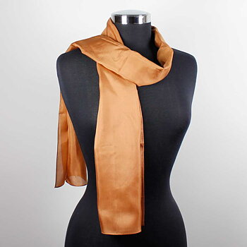 Nougatbrun sidenscarf av hög kvalitet till dam och herr, med en snygg brun scarf förnyar du enkelt din garderob. Sjalbutiken.se har sjalar och scarves av siden till körer och företag