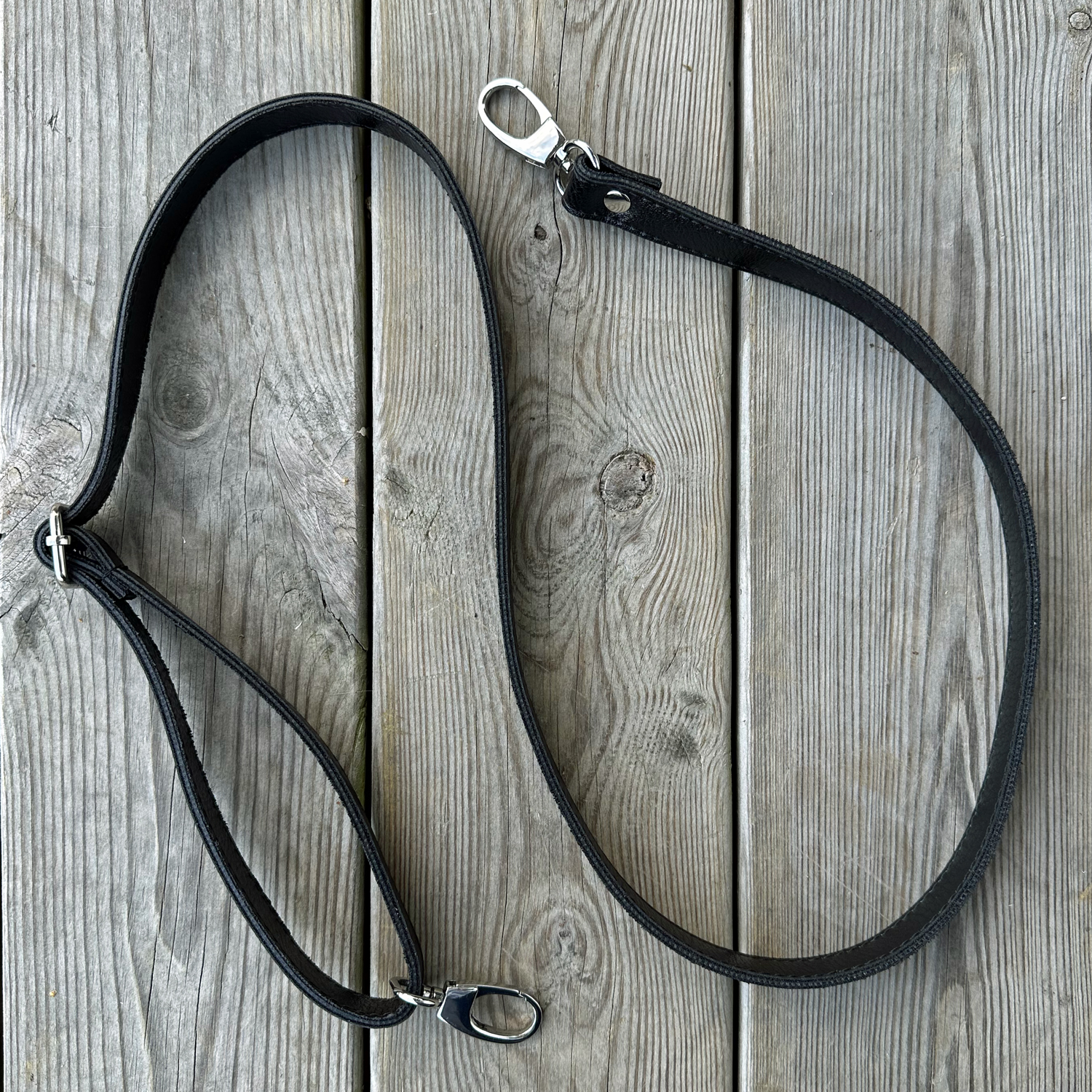 Reglerbar väskrem i konstläder, svart med silver - 2