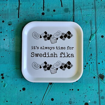 bricka/kakfat SWEDISH FIKA 20x20 cm - FÅTAL KVAR