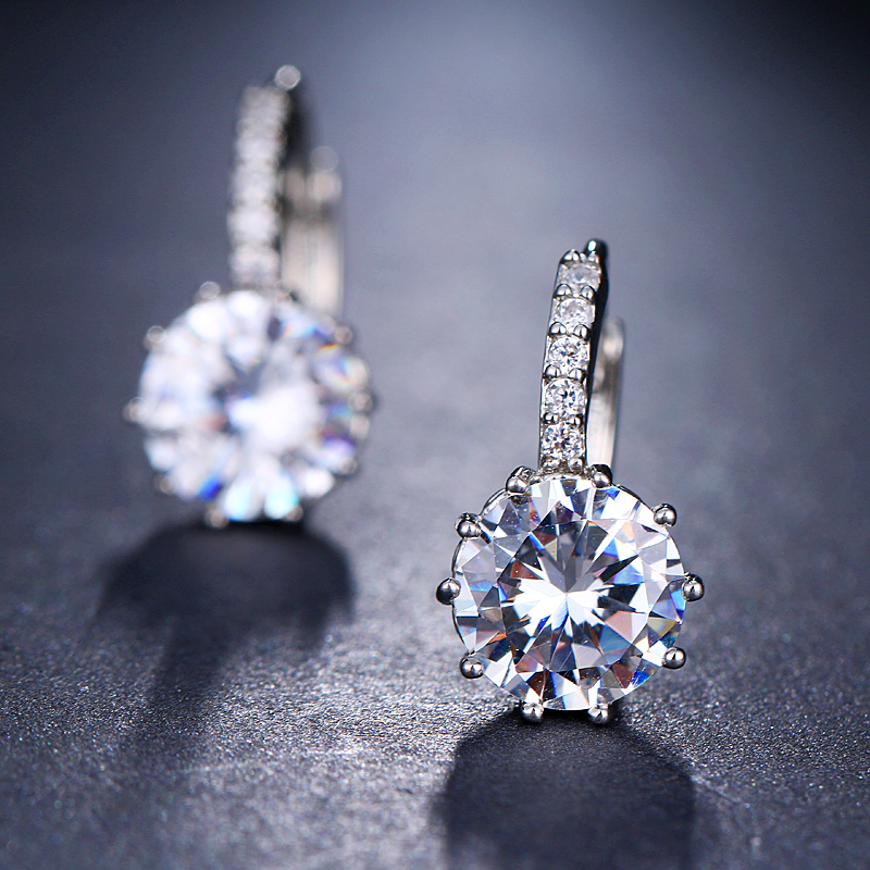 Örhängen med flera små vita Cubic Zirconia och en större Cubic Zirconia samt i 18 K Vit Guldplätering - 2