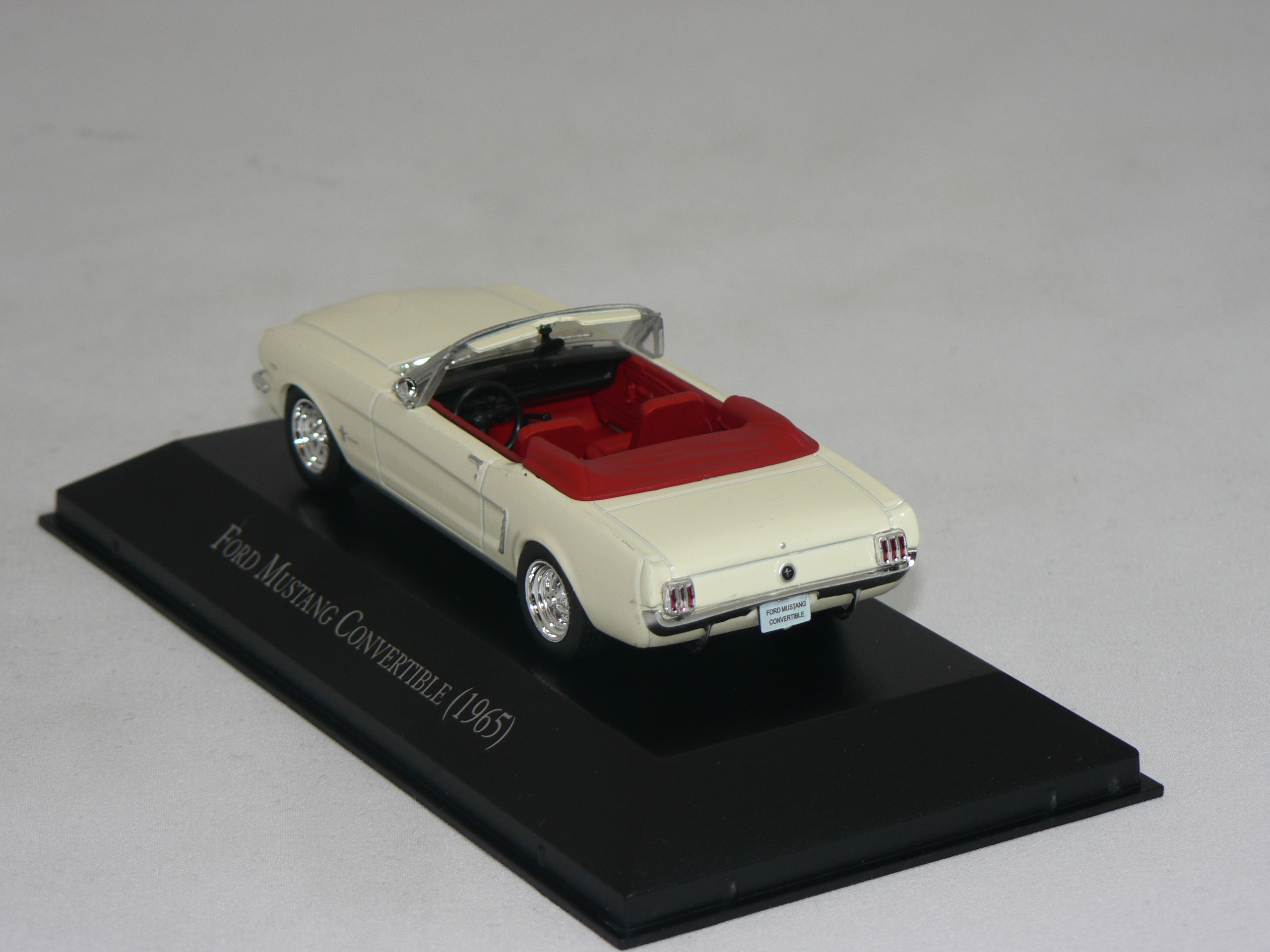 Ford Mustang  Cab  1965   1:43  Atlas - 2