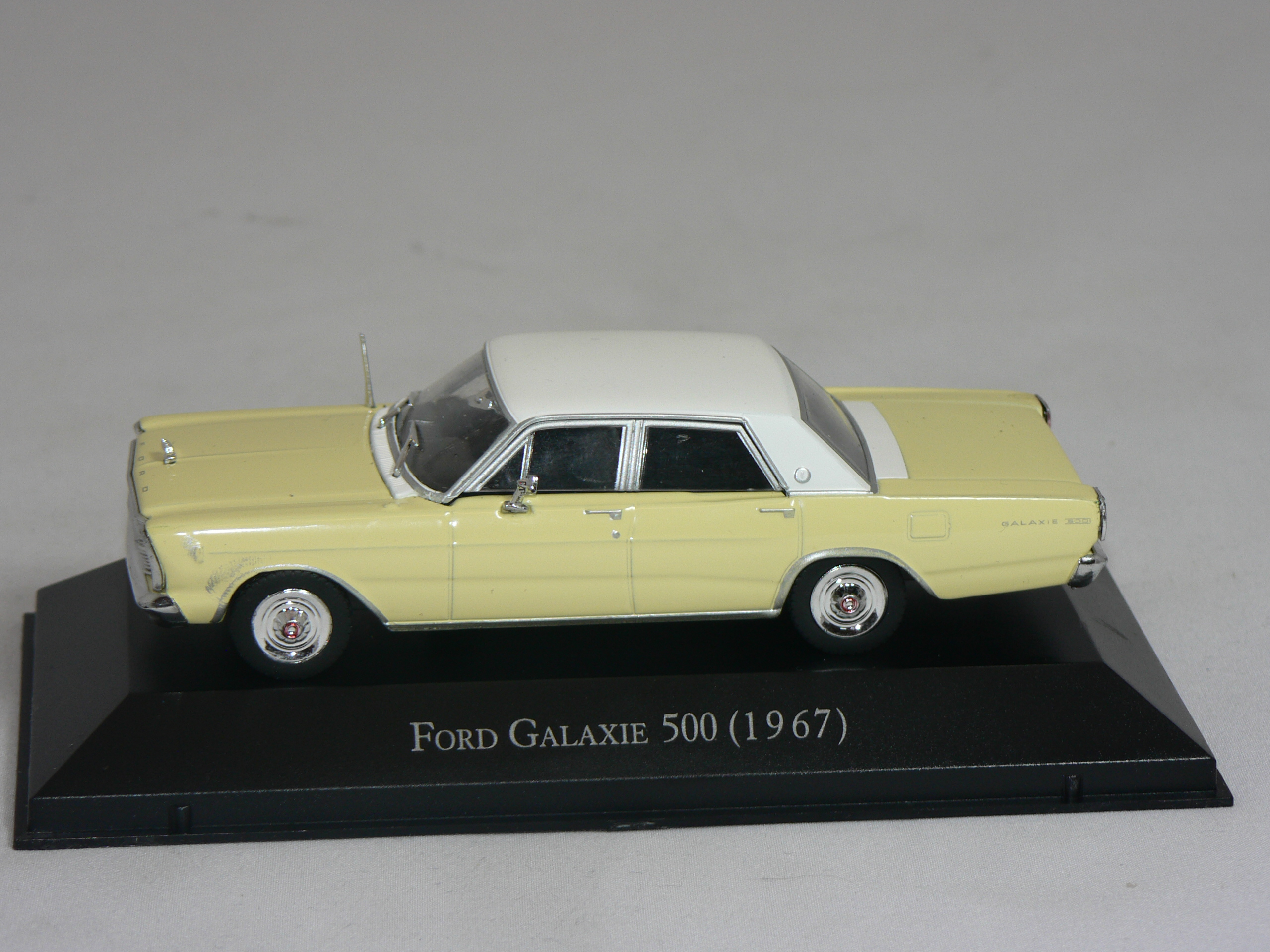 Ford Galaxie 500  1967   1:43  Atlas - 3