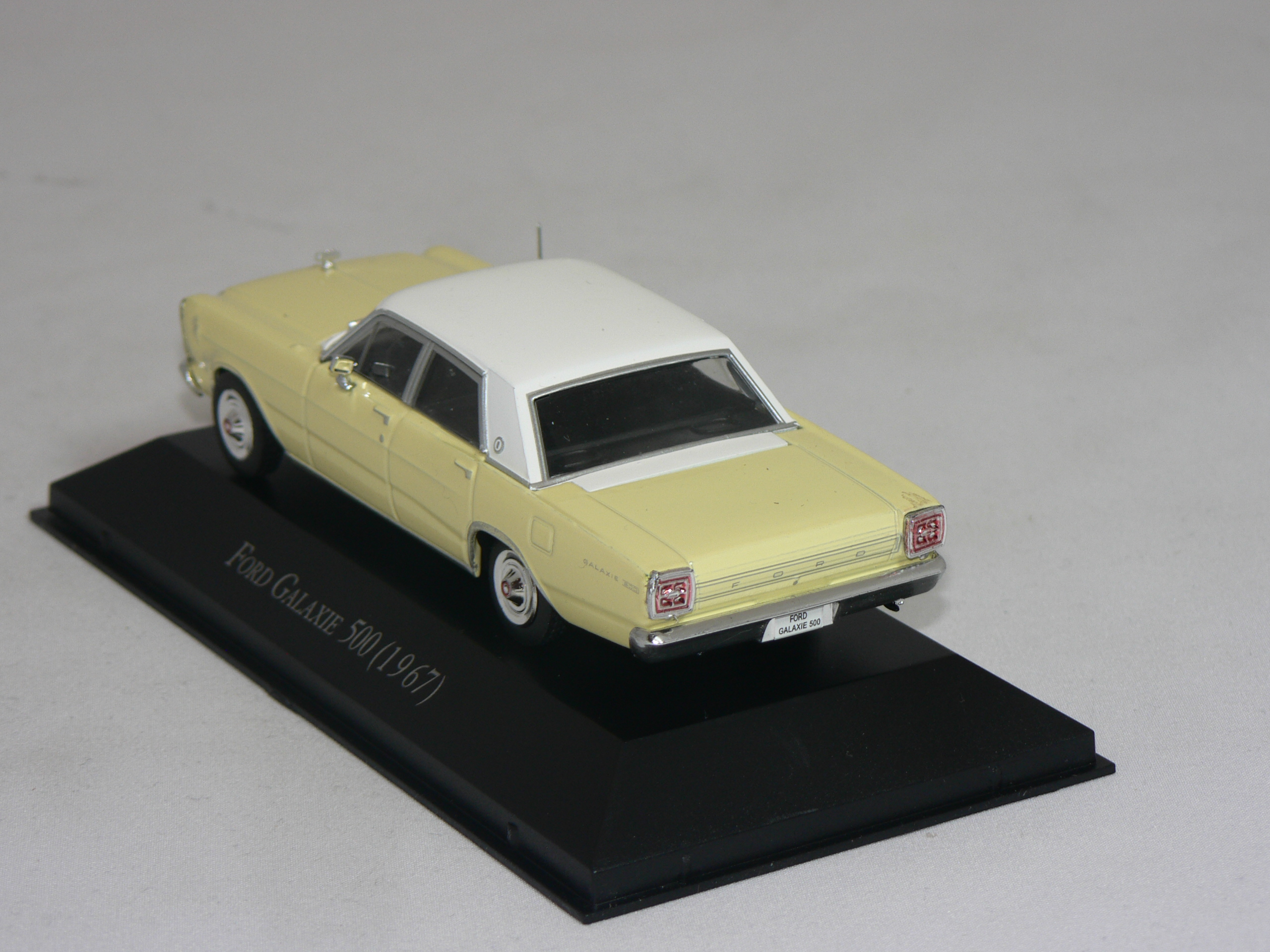 Ford Galaxie 500  1967   1:43  Atlas - 2
