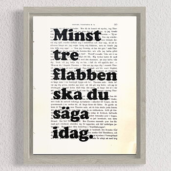 Tavla med texten Minst tre flabben ska du säga idag.