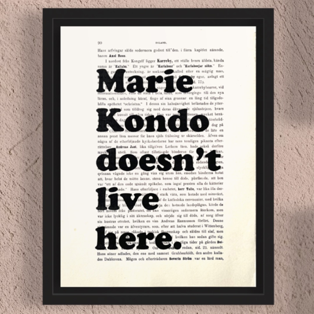Tavla med texten Marie Kondo doesn't live here.